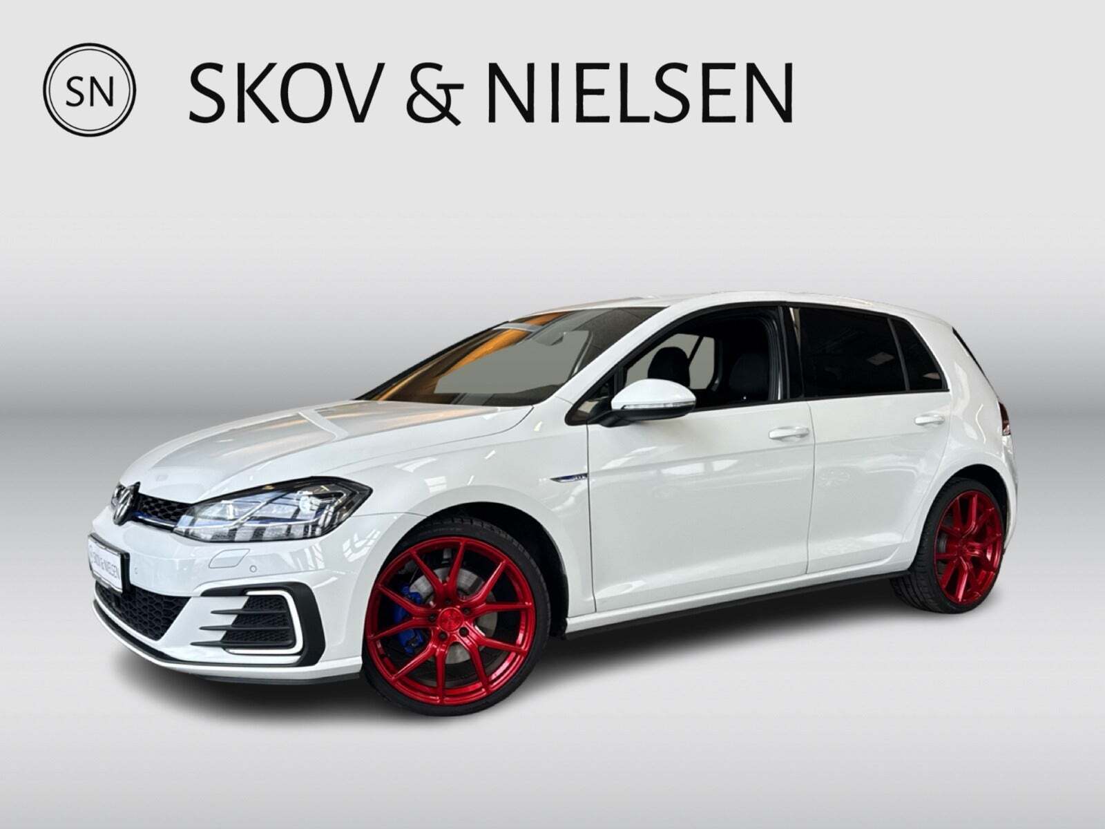 Hvid VW Golf VII fra 2017 set udefra