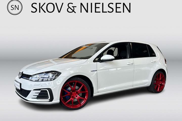 Hvid VW Golf VII fra 2017 set udefra