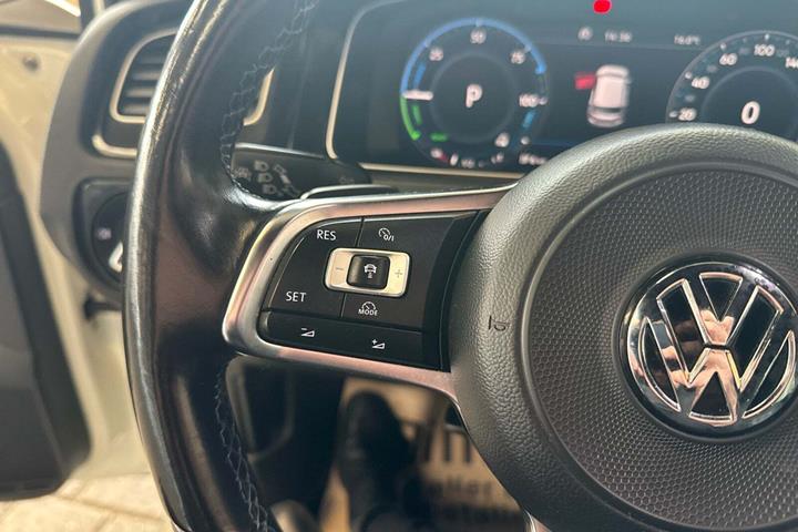 Hvid VW Golf VII fra 2017