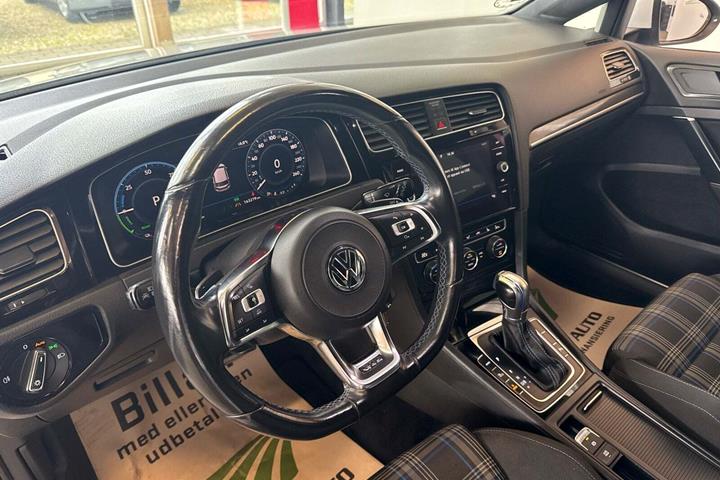Hvid VW Golf VII fra 2017