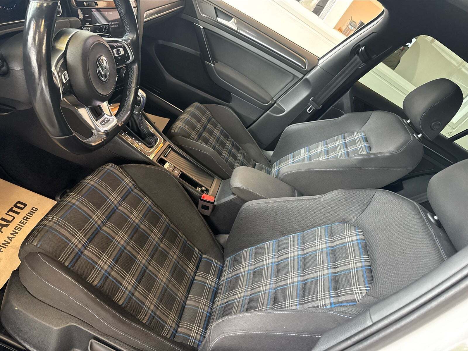 Hvid VW Golf VII fra 2017