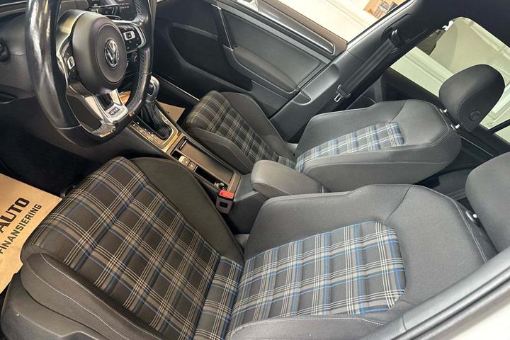 Hvid VW Golf VII fra 2017