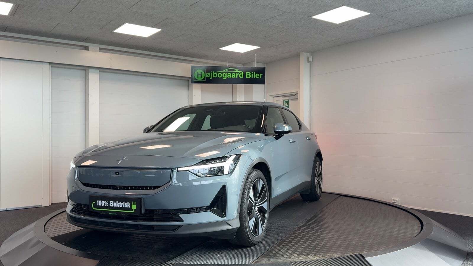 Grå Polestar 2 fra 2025 set udefra