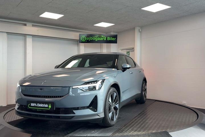 Grå Polestar 2 fra 2025 set udefra
