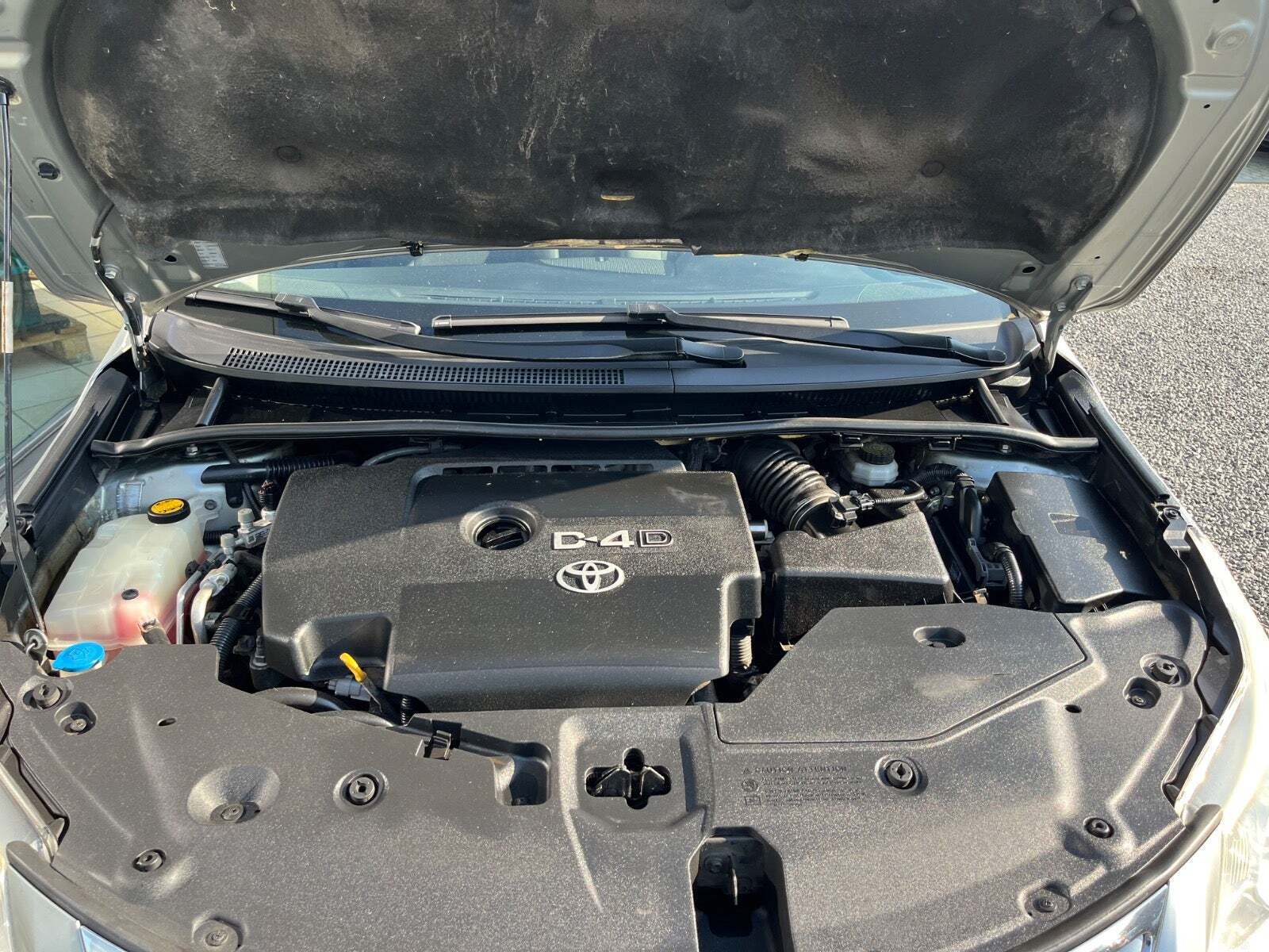 Orange Toyota Avensis fra 2010