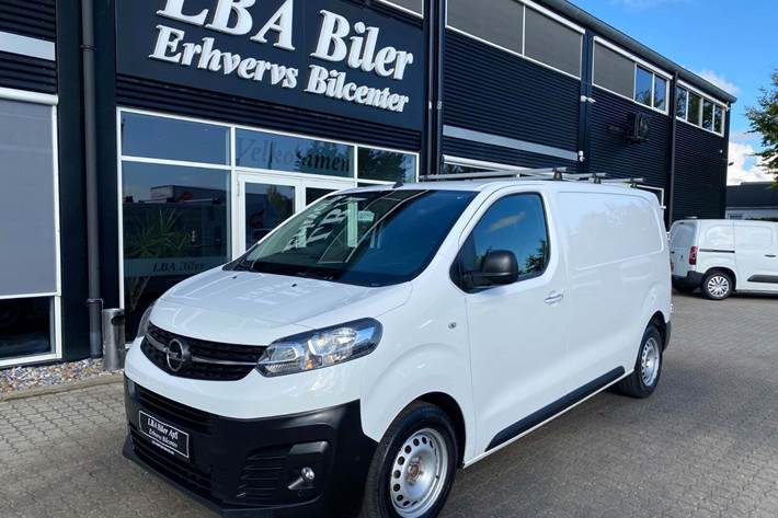 Hvid Opel Vivaro fra 2022 set udefra
