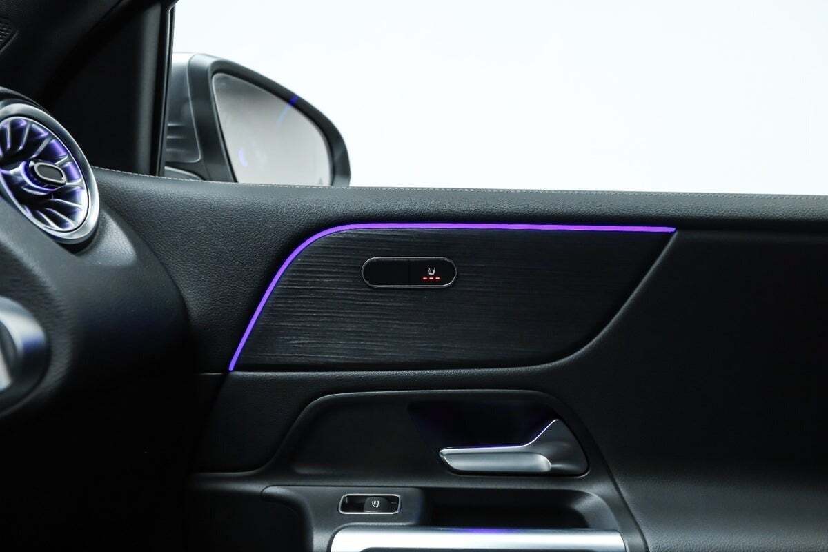 Grå Mercedes EQB300 fra 2022