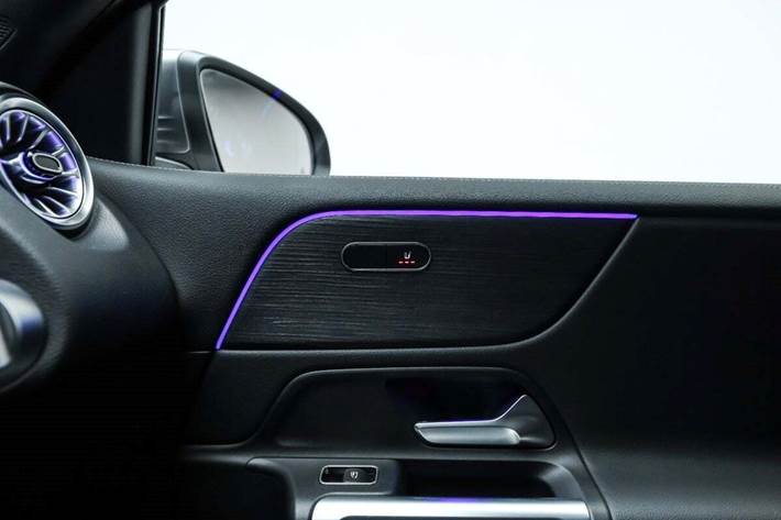 Grå Mercedes EQB300 fra 2022