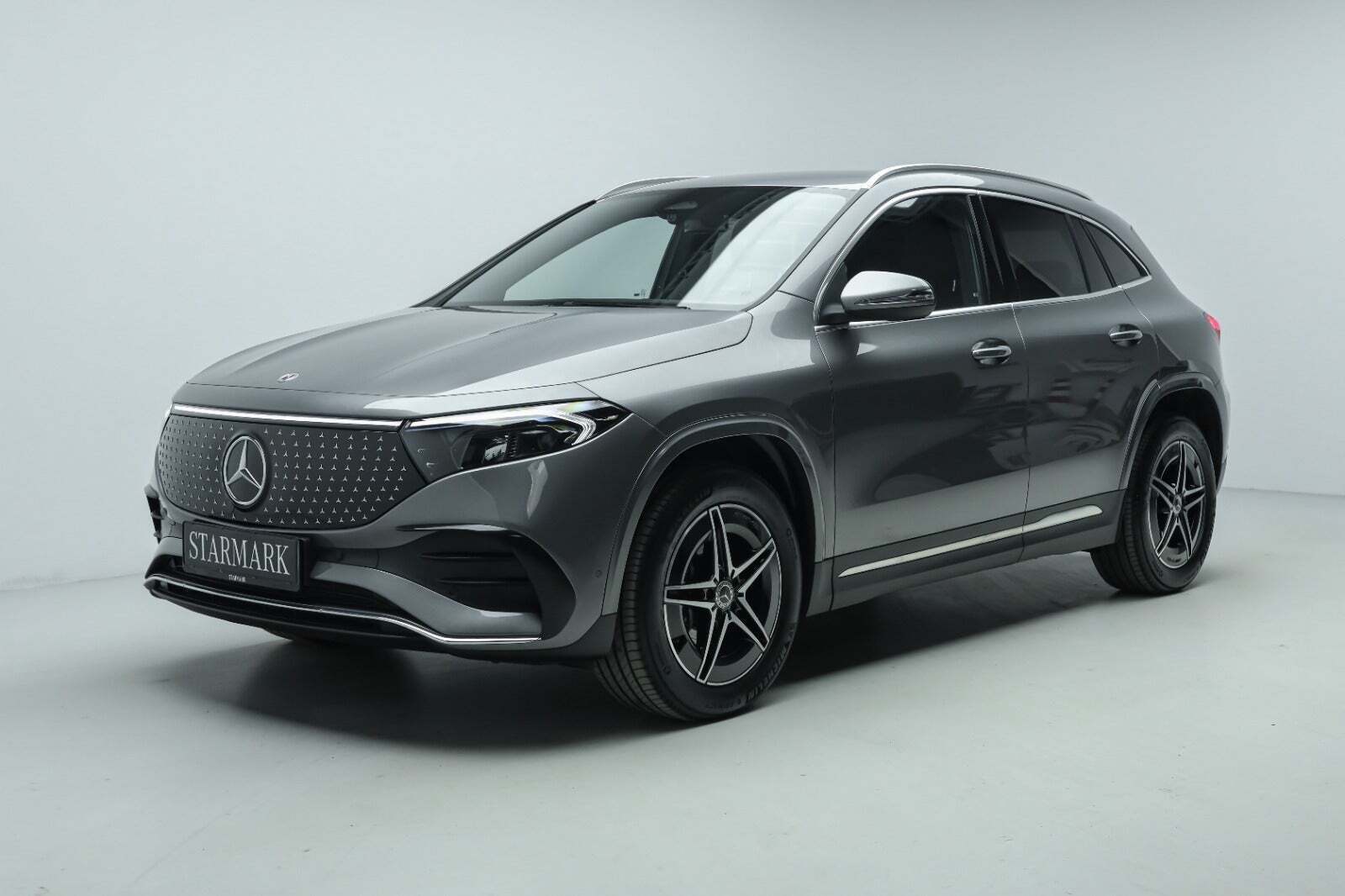 Grå Mercedes EQA250+ fra 2024 set udefra