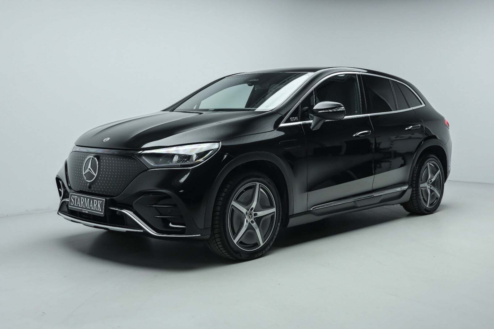 Sort Mercedes EQE350 SUV fra 2024 set udefra