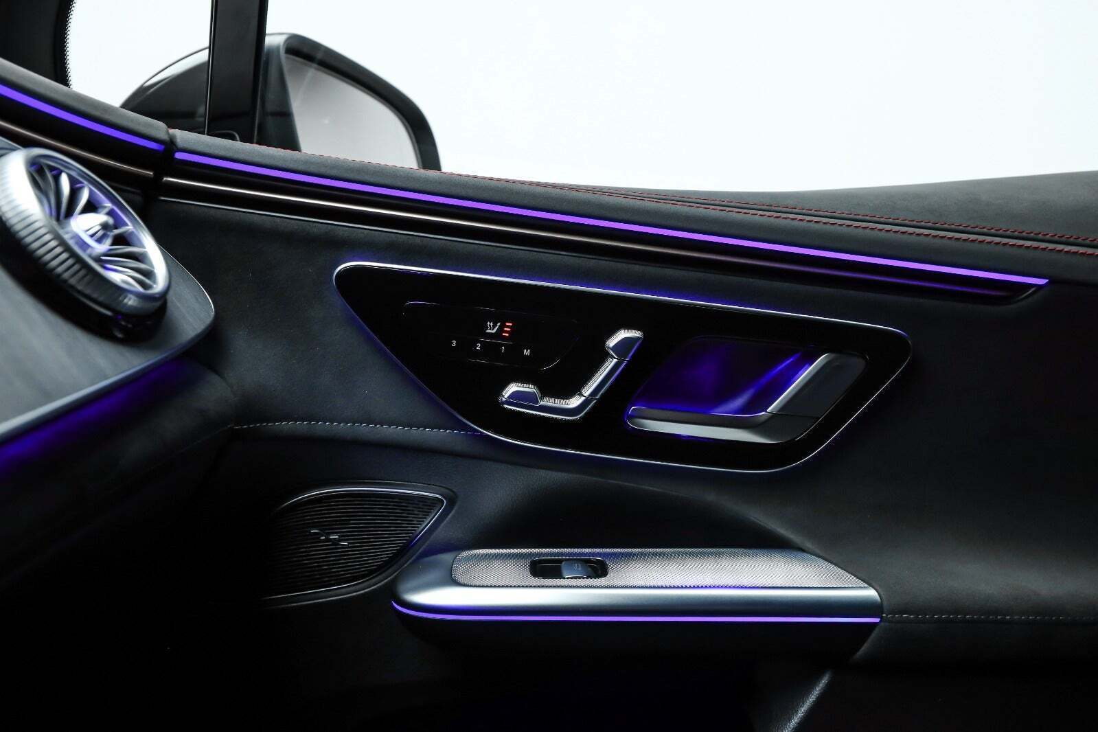 Sort Mercedes EQE350 SUV fra 2024