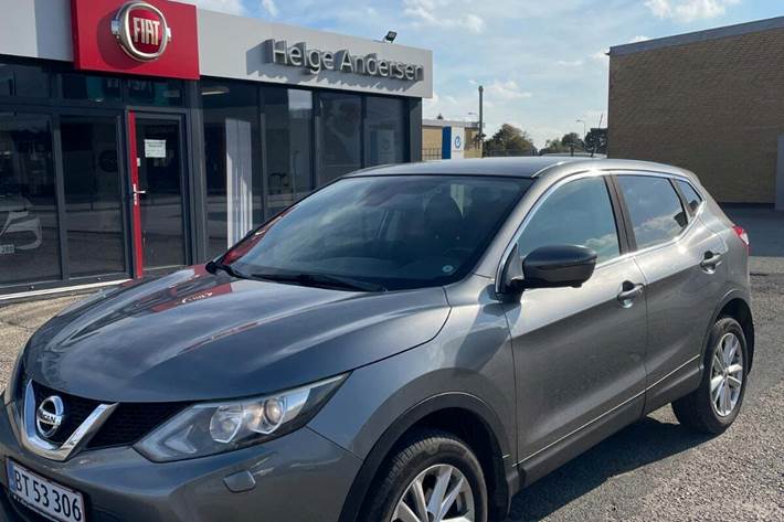 Grå Nissan Qashqai fra 2017 set udefra