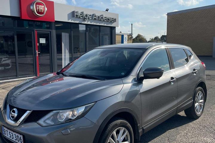 Grå Nissan Qashqai fra 2017 set udefra