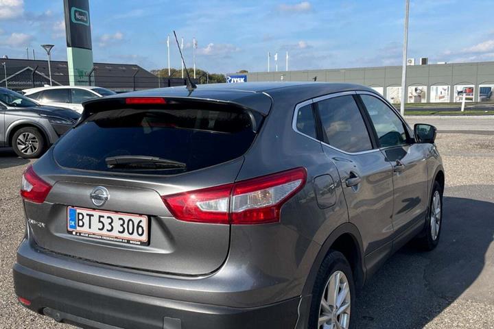 Grå Nissan Qashqai fra 2017