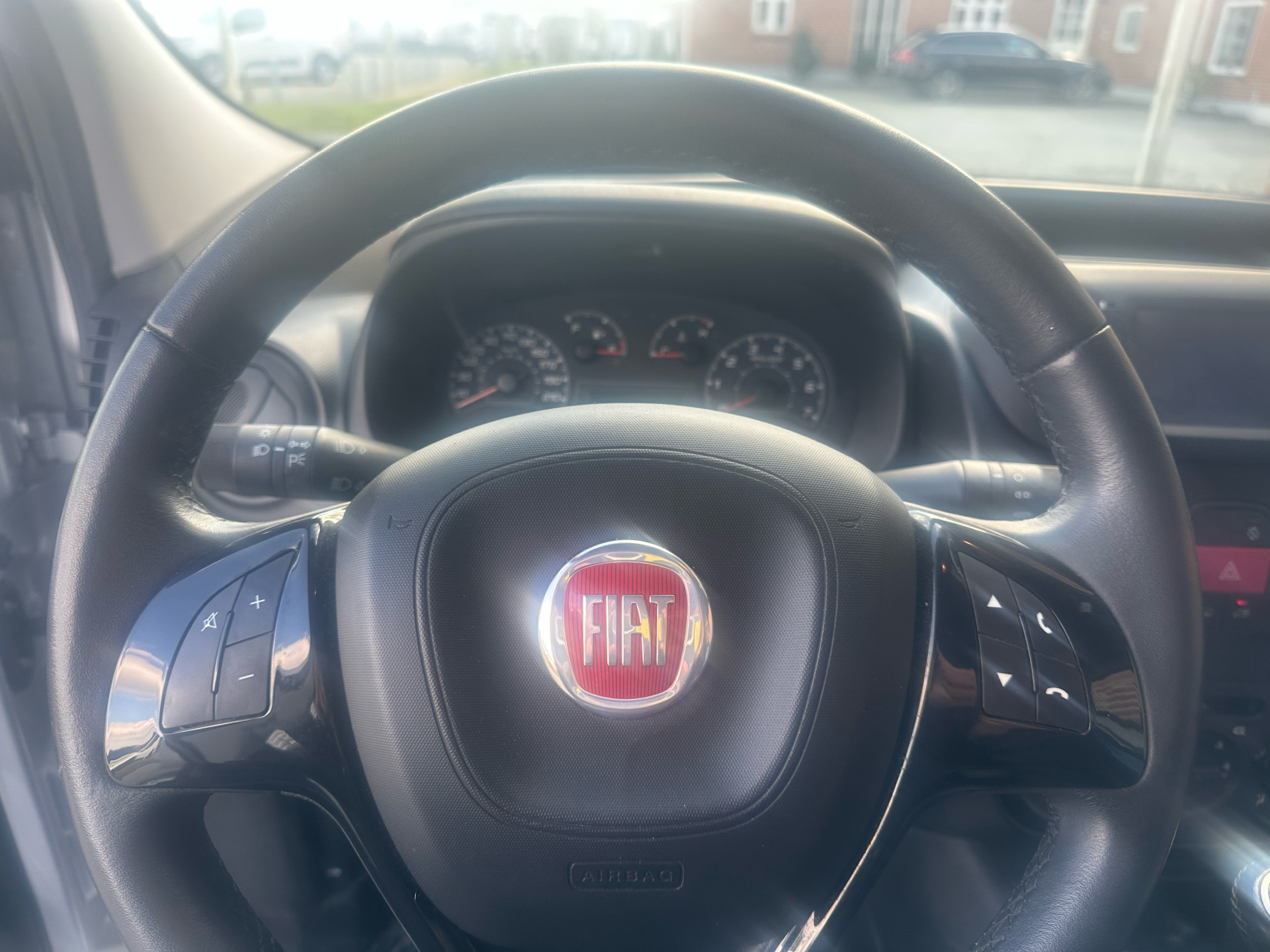 Sort Fiat Fiorino fra 2019 set indefra