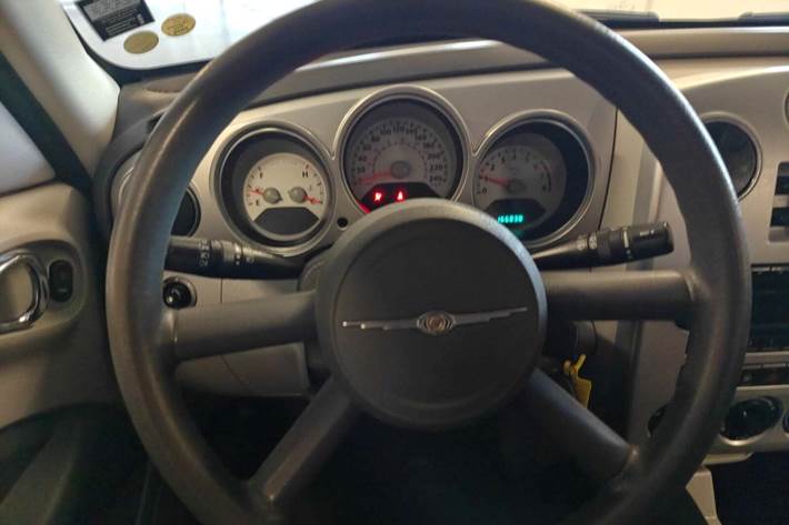 Gul Chrysler PT Cruiser fra 2007 set indefra