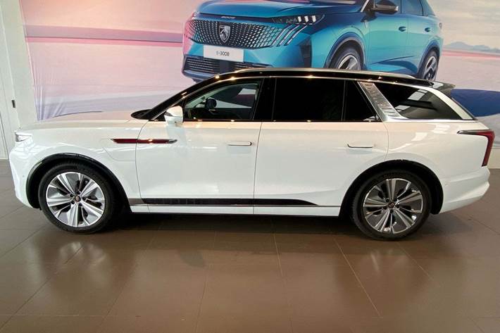 Hvid Hongqi E-HS9 fra 2024