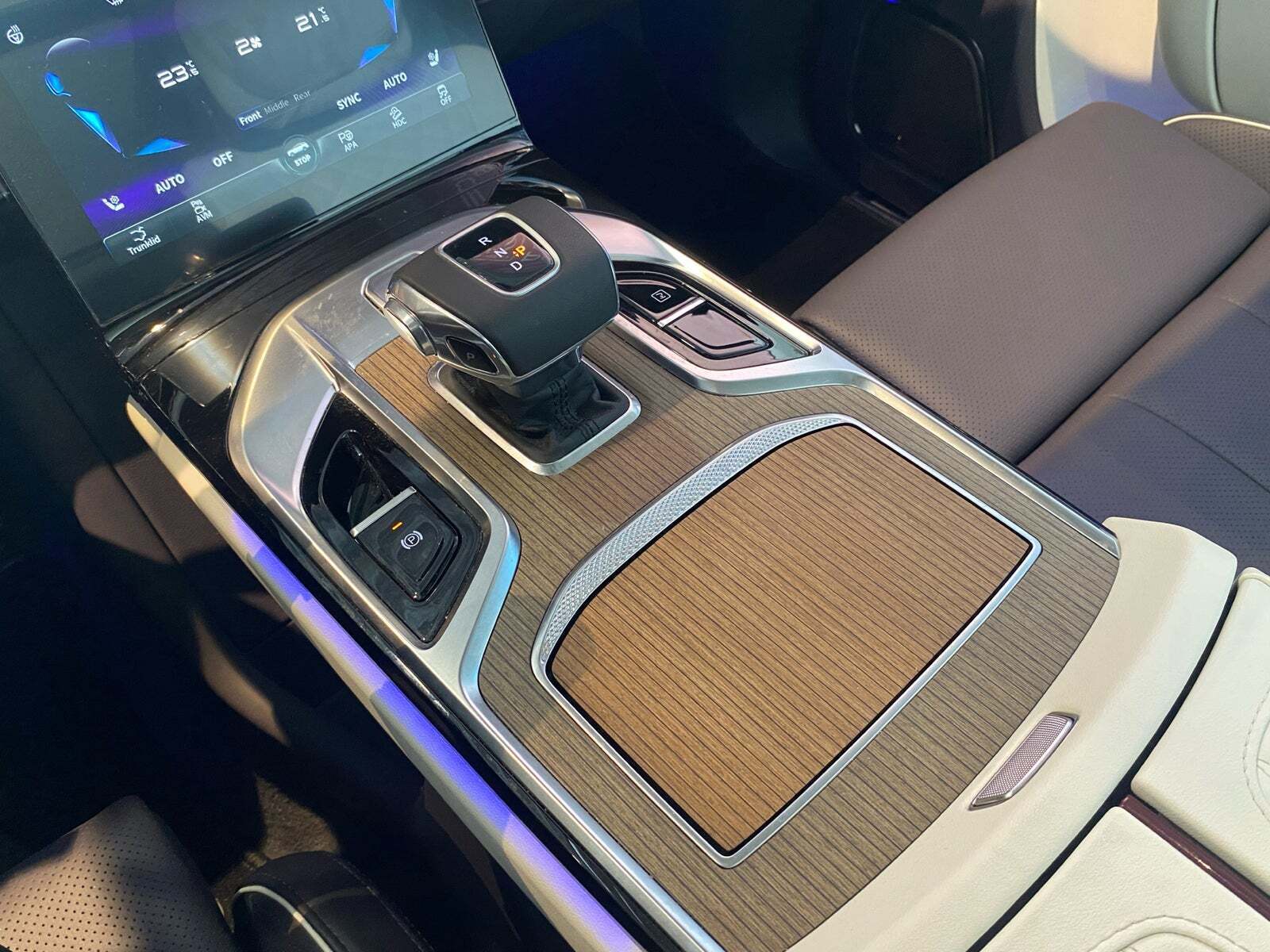 Hvid Hongqi E-HS9 fra 2024