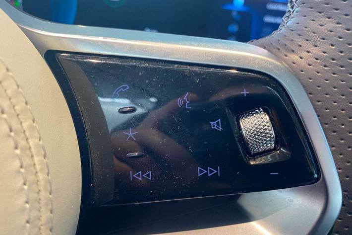 Hvid Hongqi E-HS9 fra 2024