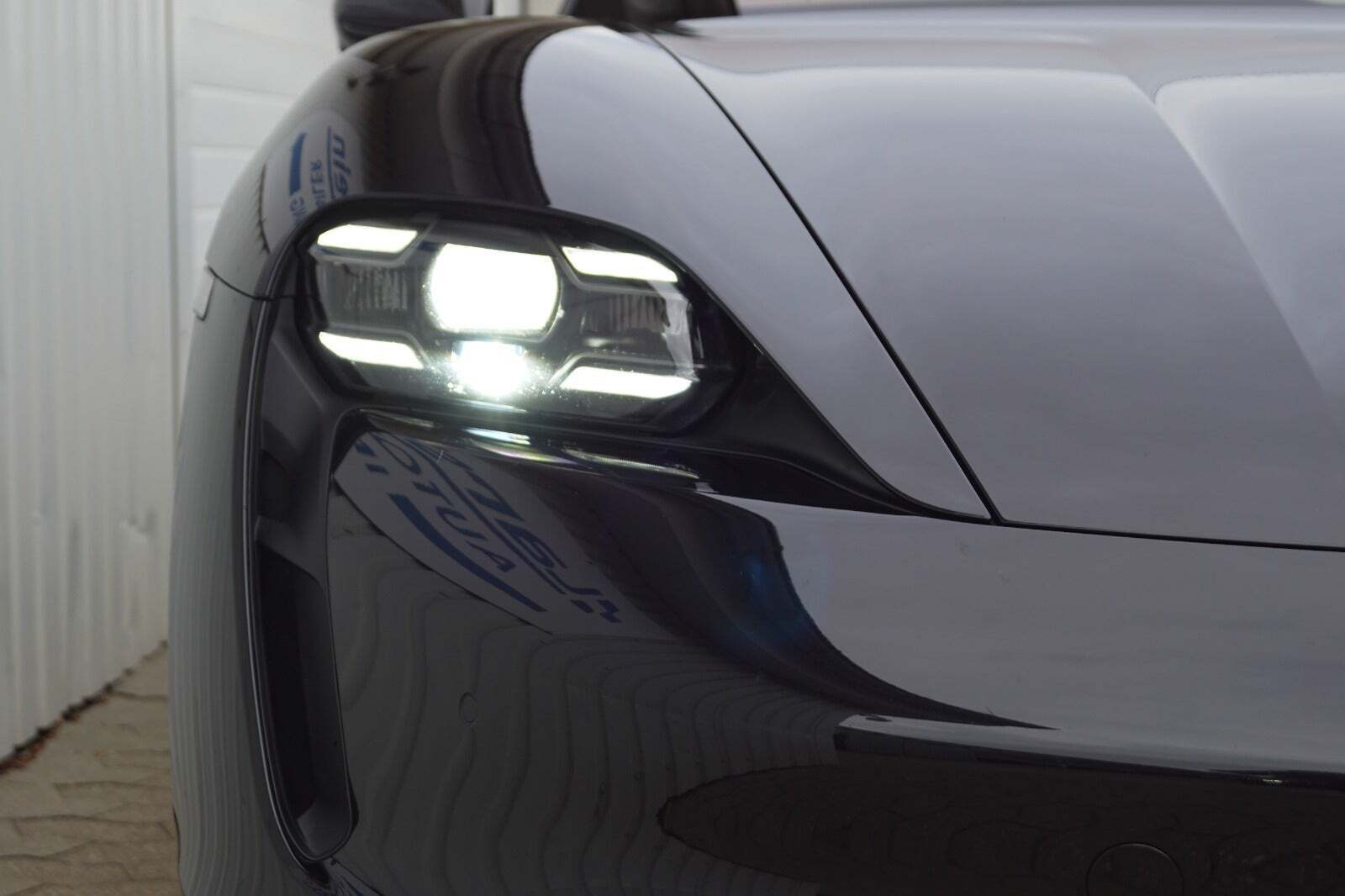 Sort Porsche Taycan Turbo fra 2020