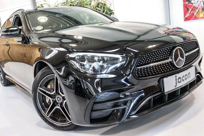 Sort Mercedes E300 e fra 2022 set udefra