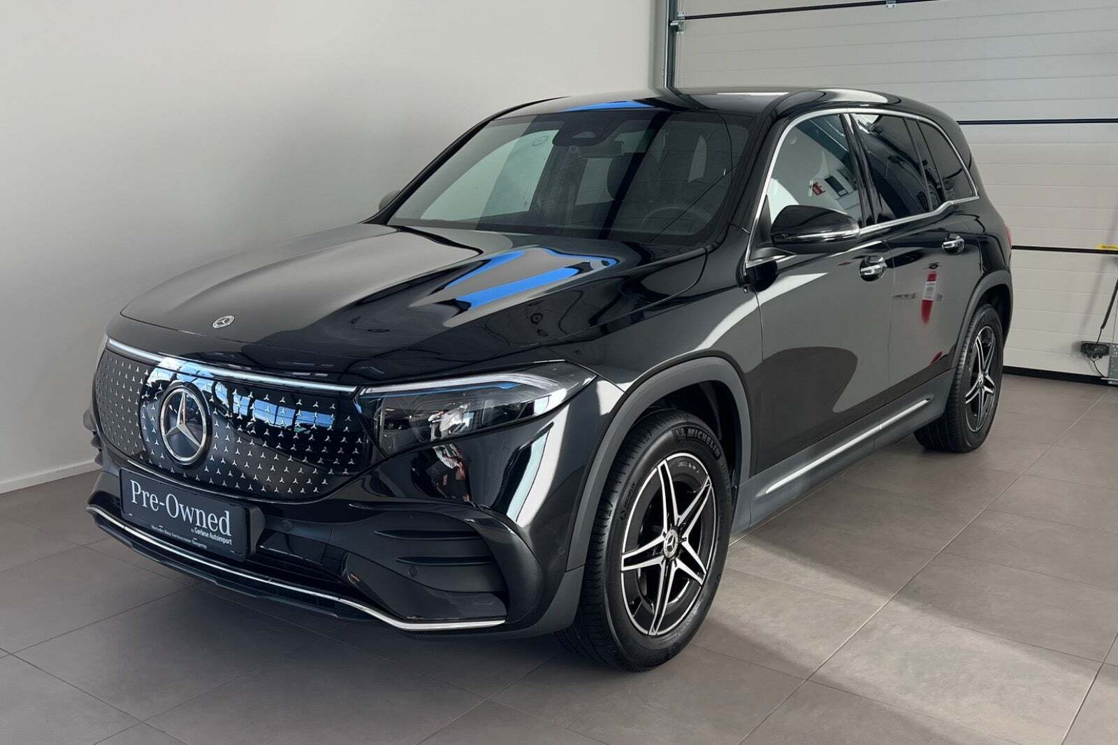 Sort Mercedes EQB250+ fra 2025 set udefra