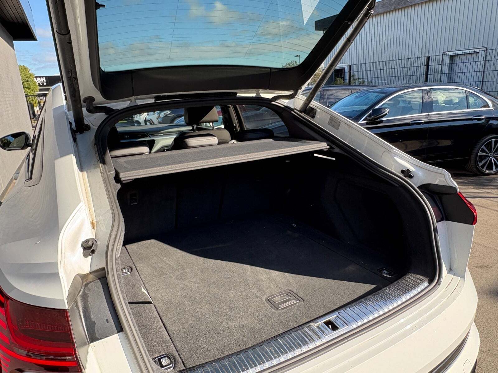 Hvid Audi e-tron fra 2022