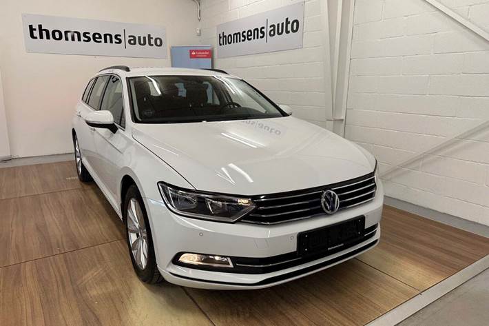 Hvid VW Passat fra 2018 set udefra