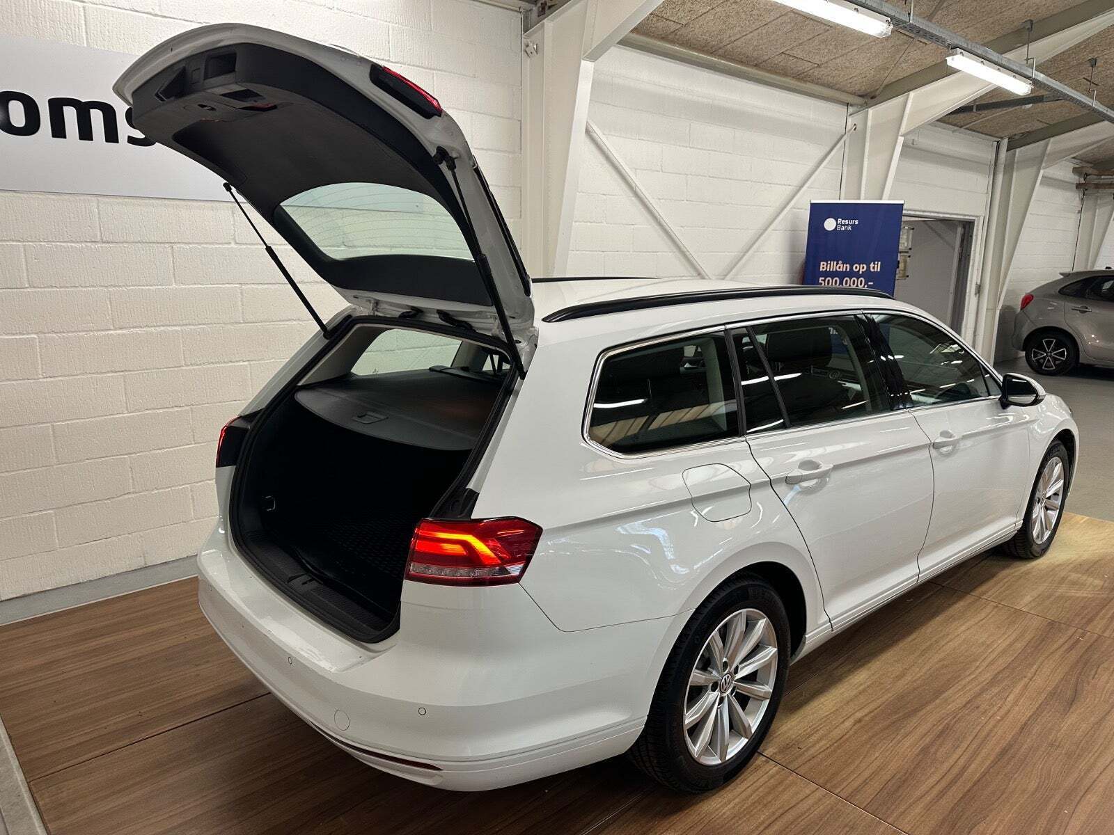 Hvid VW Passat fra 2018
