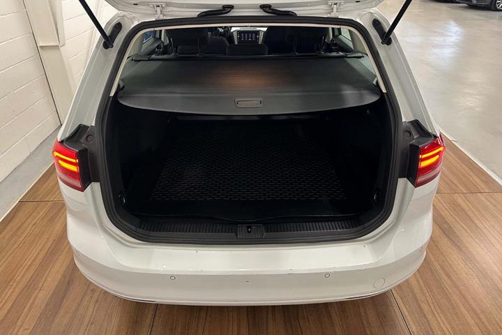 Hvid VW Passat fra 2018
