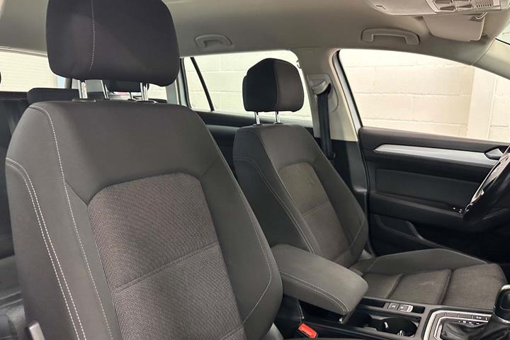 Hvid VW Passat fra 2018