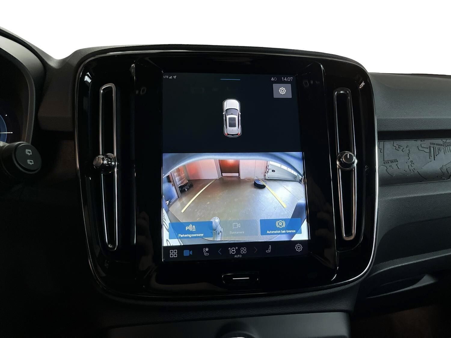 Grå Volvo XC40 fra 2024