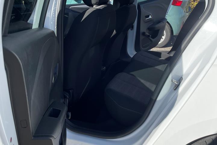 Hvid Opel Corsa fra 2022