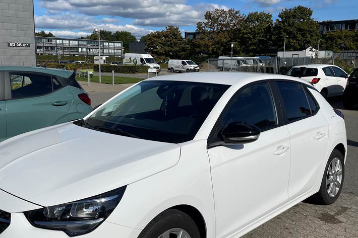 Hvid Opel Corsa fra 2022
