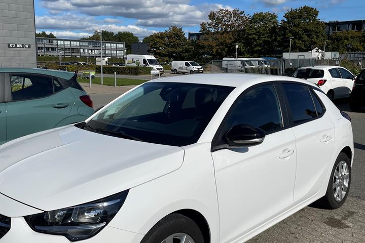Hvid Opel Corsa fra 2022