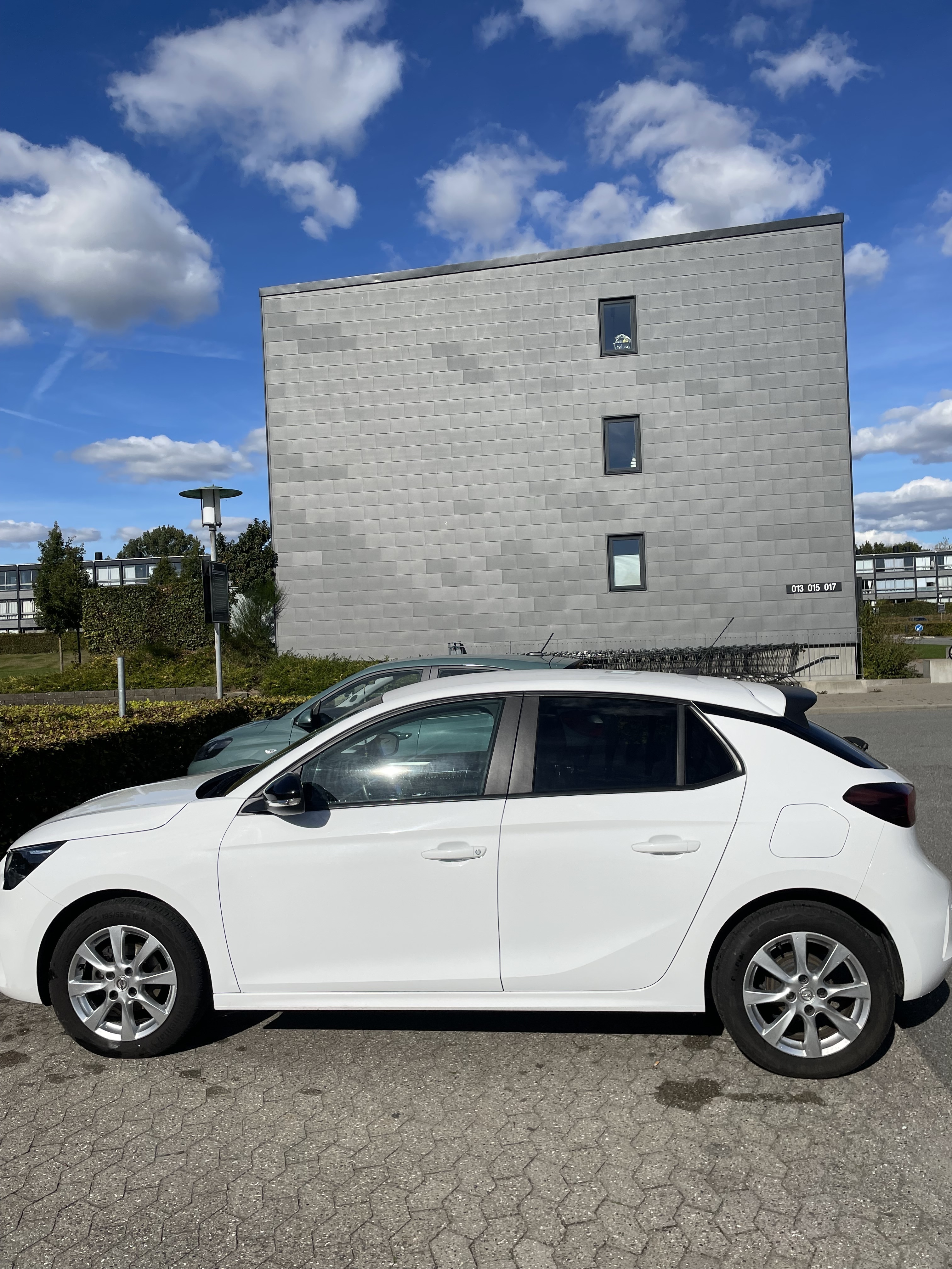 Hvid Opel Corsa fra 2022