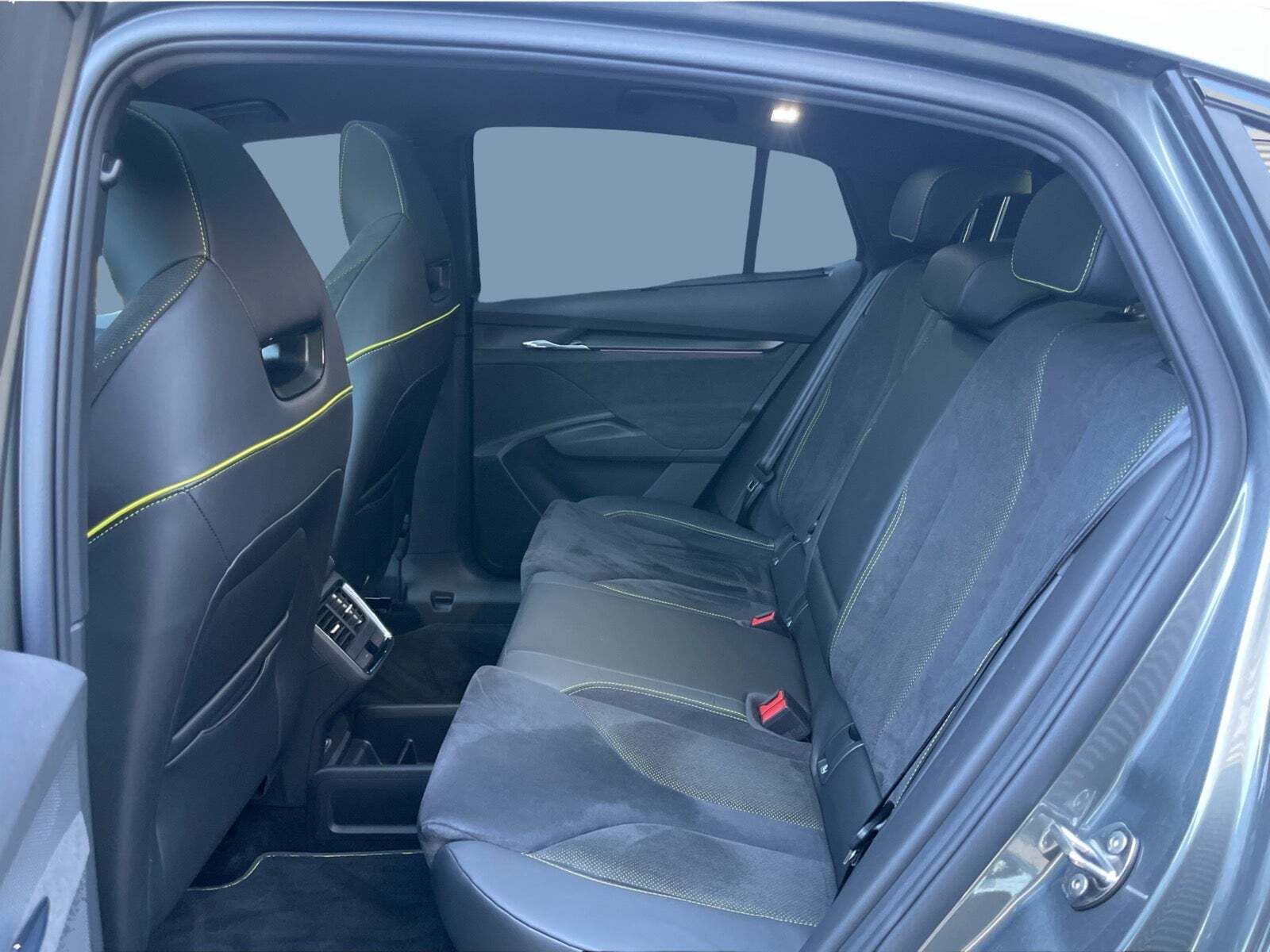 Grå Skoda Enyaq fra 2025