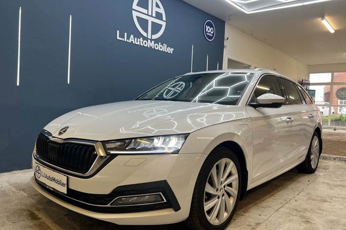 Hvid Skoda Octavia fra 2021 set udefra