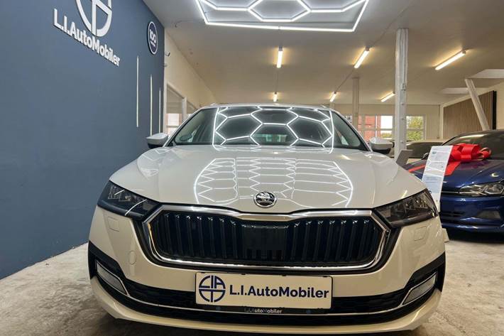 Hvid Skoda Octavia fra 2021 set udefra