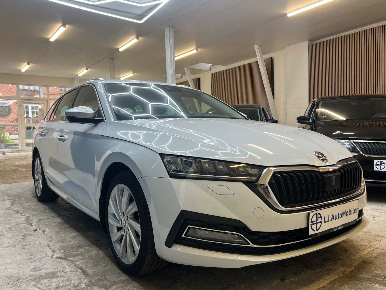 Hvid Skoda Octavia fra 2021 set udefra