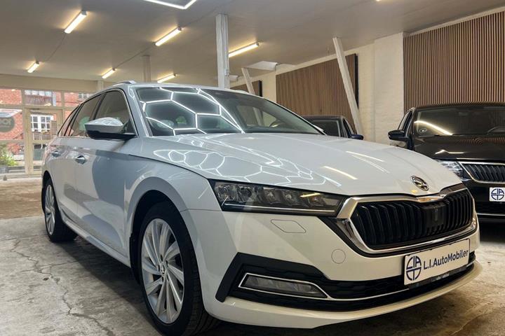 Hvid Skoda Octavia fra 2021 set udefra
