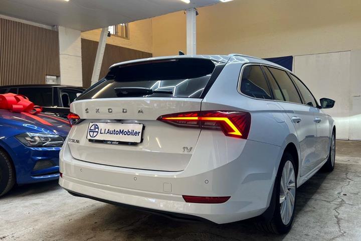Hvid Skoda Octavia fra 2021