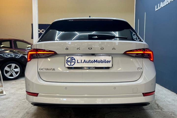 Hvid Skoda Octavia fra 2021 set udefra