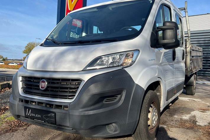 Hvid Fiat Ducato 33 fra 2018 set udefra