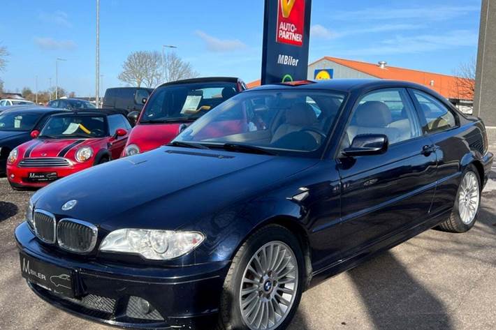 Blå BMW 318Ci fra 2003 set udefra