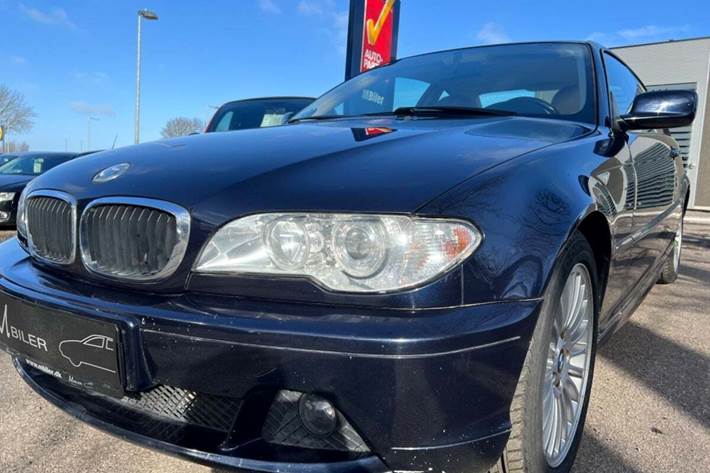 Blå BMW 318Ci fra 2003 set udefra
