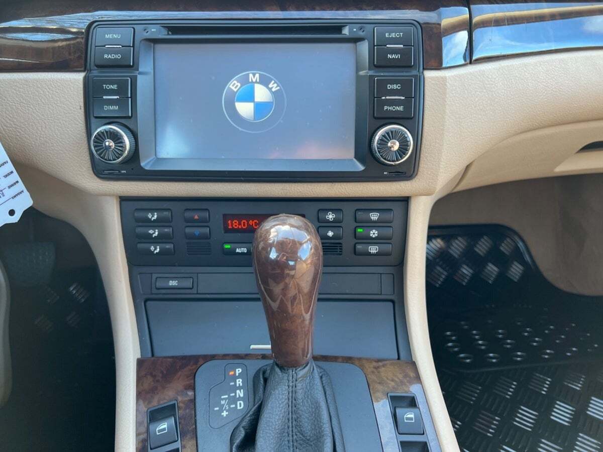 Blå BMW 318Ci fra 2003 set indefra