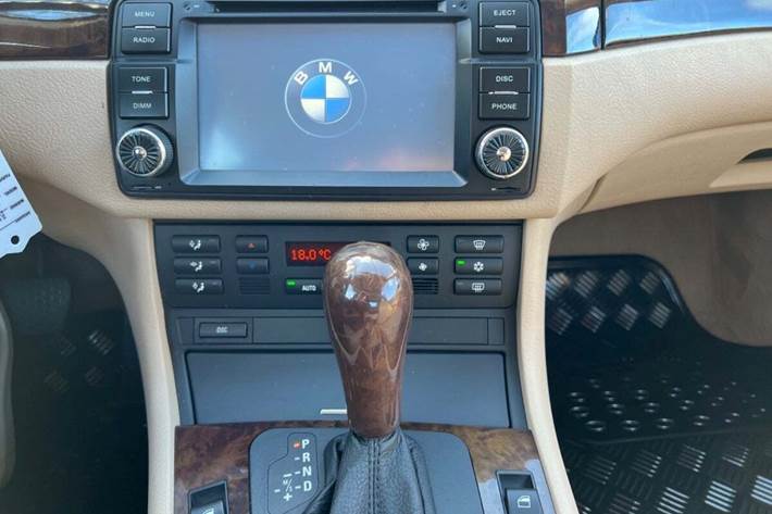 Blå BMW 318Ci fra 2003 set indefra