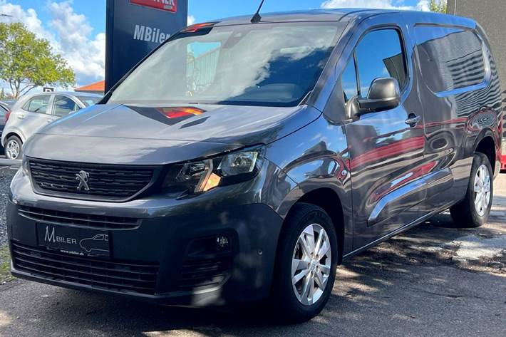 Grå Peugeot Partner fra 2020 set udefra