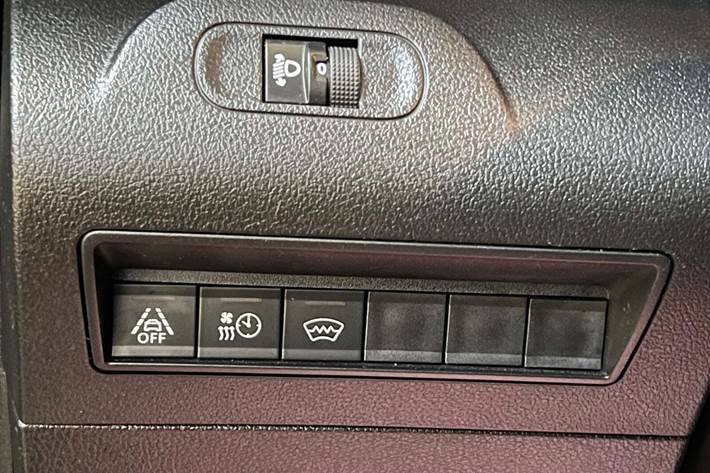 Grå Peugeot Partner fra 2020 set indefra